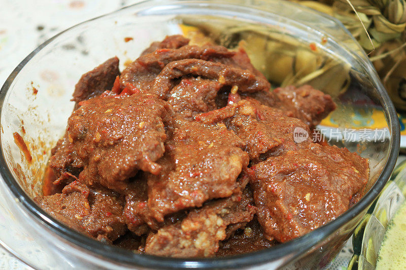 年糕汤的传统庆祝菜，Ketupat和Rendang Lebaran